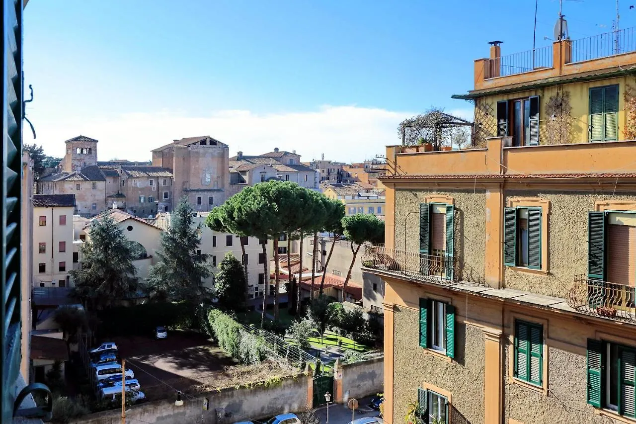 Roman Holiday Accommodation Colosseum