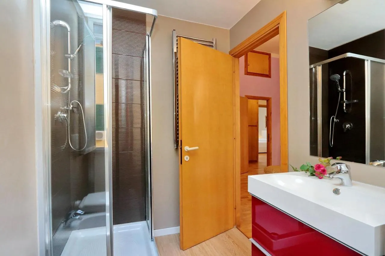 Roman Holiday Accommodation Colosseum